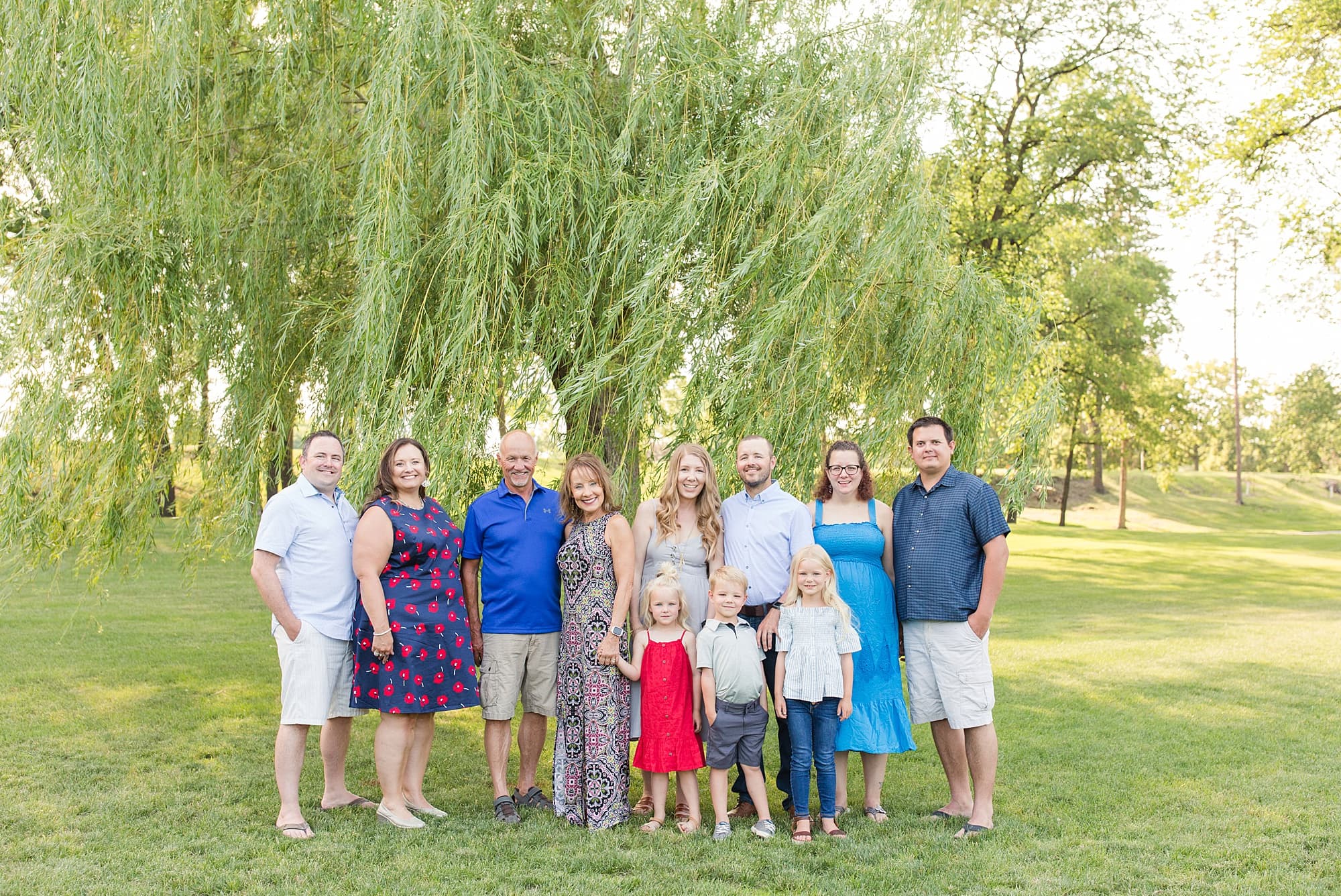 Extended Family Session in front of a willow tree in Lindenwood Park